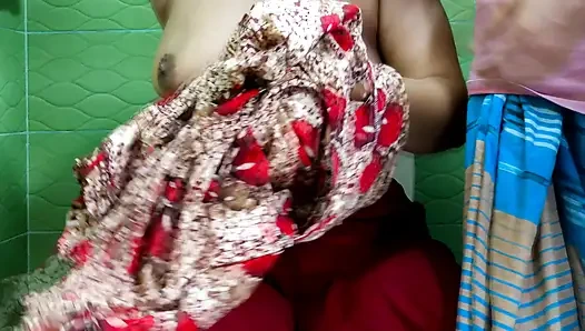 Adik tiri 18 tahun yang lagi sange nyepong kontol abang tirinya di toilet sampai lubangnya menganga lebar