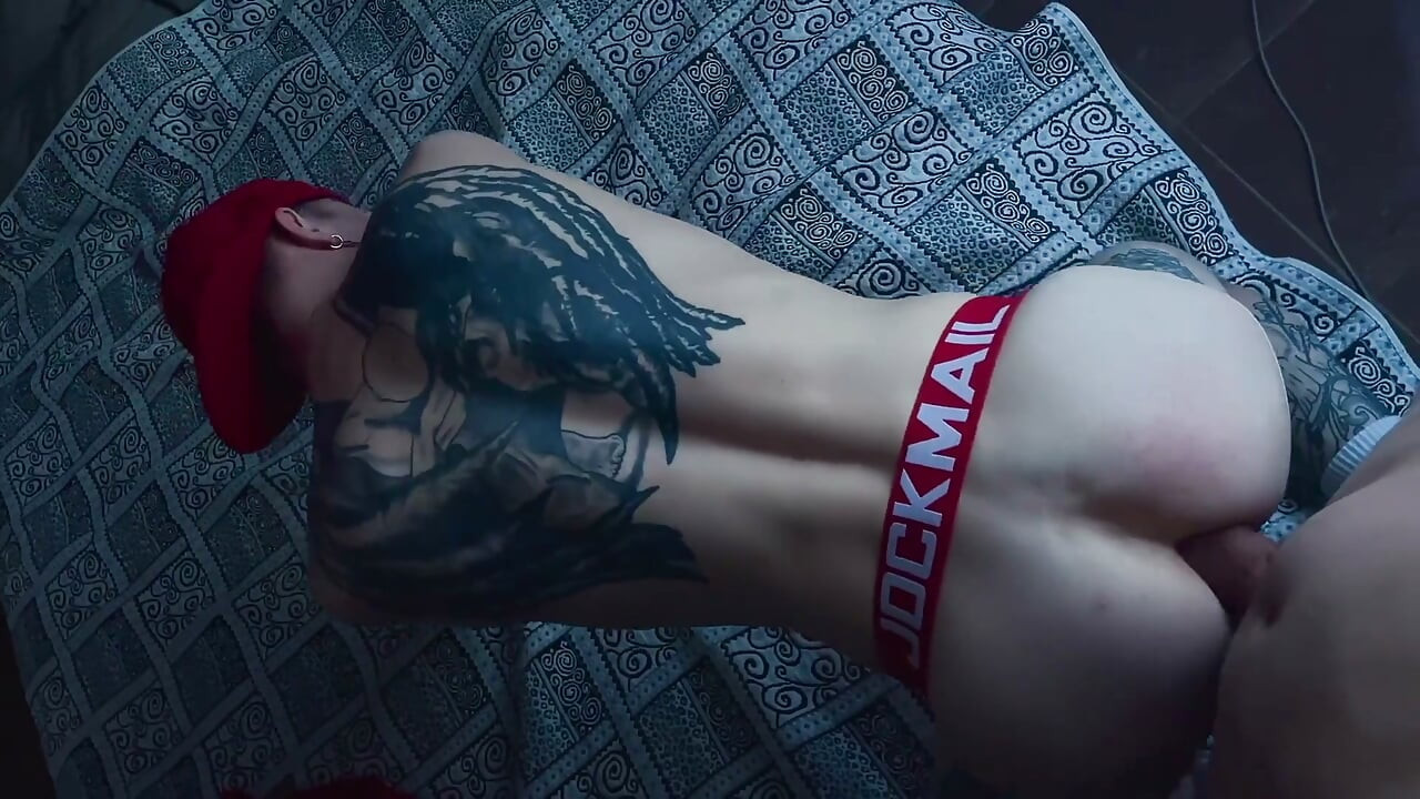 Athletic Twink gaf zichzelf over aan zijn volwassen stiefvader, gehoorzaam bewegend op zijn pik