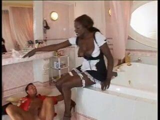 Pembantu kulit hitam di bak mandi