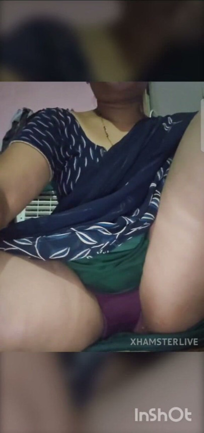 Desi bhabhi ne kursi pe beth ke apni chooth ke maje liye | Clip 1