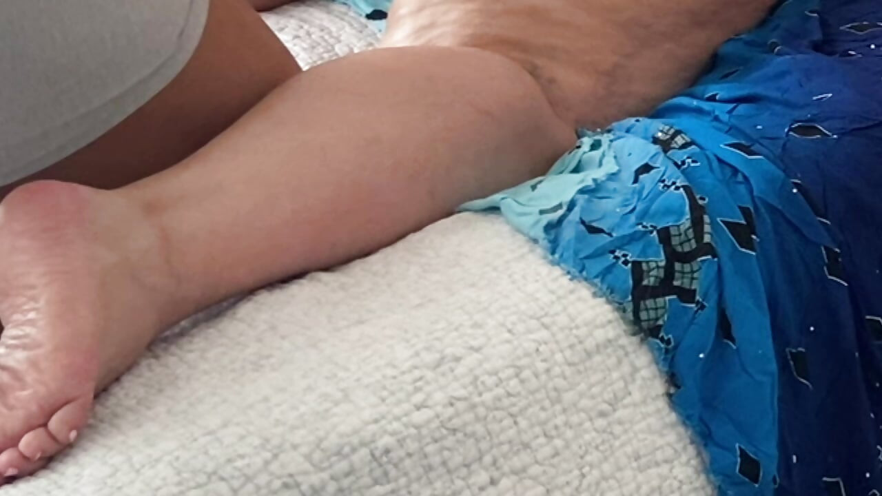 Milf aceitosa caliente hace masaje en la casa. Madre furtiva invita a bbc a casa para preñada
