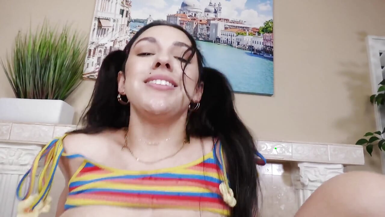 Η Selena Ivy είναι μια χαριτωμένη μεγάλη λεία με κοτσιδάκια