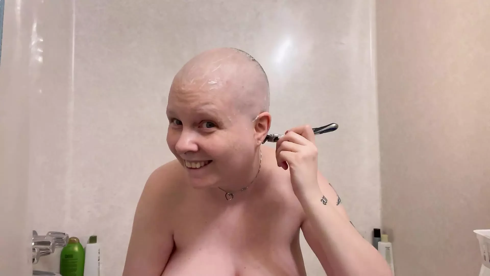 Raspando minha cabeça careca
