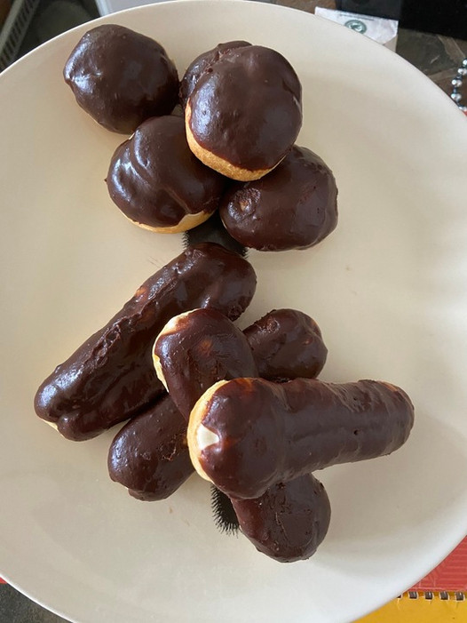 Essen, ein selbstgedrehtes Eclair essen