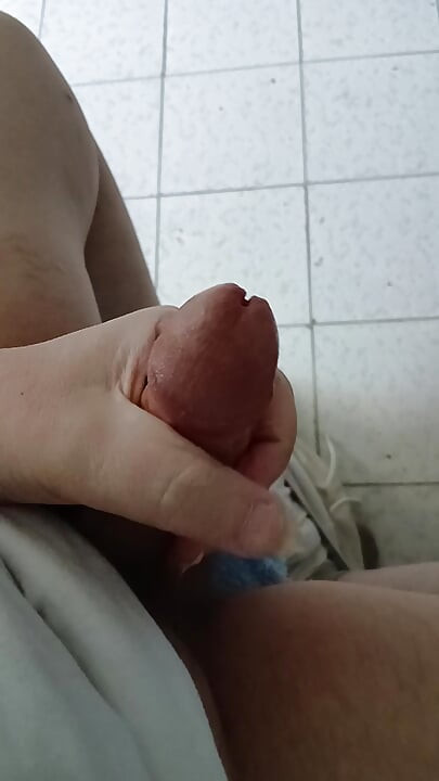 Tvrd kurac i dalje curi sperma jako