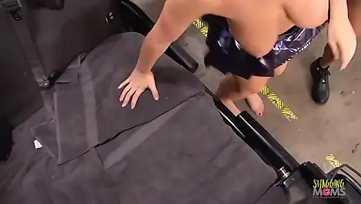 Das vollbusige mädchen lisa wird von einem schwarzen fremden abgeholt und gefickt