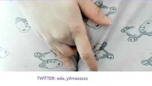 MASTURBASI DENGAN PIYAMA- MENGGOSOK MEMEK DENGAN PIYAMA- CAMELTOE