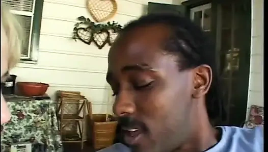 Yaramaz sarışın tatlı Rebecca Starr göt körfezinde siyah çapayla düşürülmekten hoşlanıyor