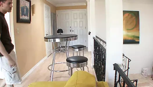 Свежая девушка Emma Mae возбуждена и открывает ее киску