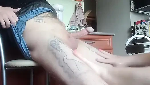 Толстая женщина голая дрочит мой член до камшота на кухне