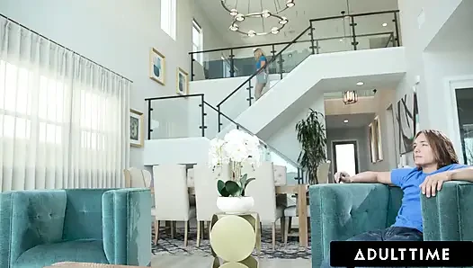 ADULT TIME - yaramaz River Lynn yeni üvey oğlunu porno izlerken onunla mastürbasyon yapmaya teşvik ediyor