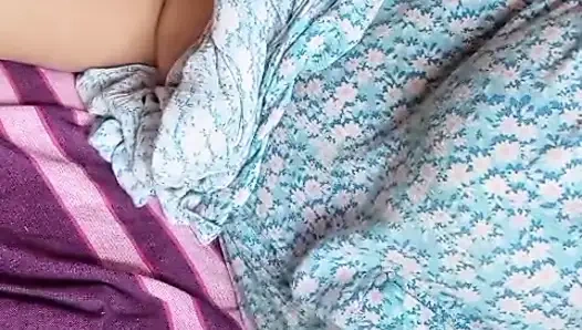 Aktris Sri Lanka Anne lagi asik mainin memek dan toket besar alaminya di malam hari