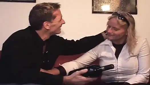 Дама-блондинка из Франции скачет на члене на домашнем кастинге