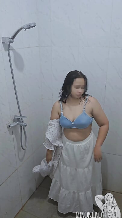 ヒジャブ女子大生がシャワーを浴びて家主に犯される