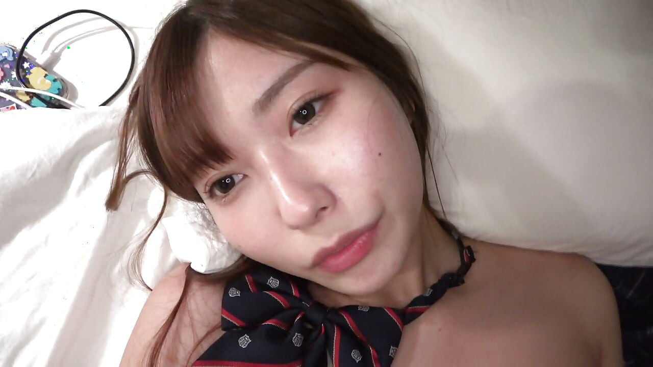 A completely guarded, gal-type beauty unconsciously flashes her panty scenes, exploding with sexual desire: 'Eh, I'm not going to attack you...' 'Right?' The blame I've been stuck in until now is turned into sex...