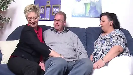 İki yarak aç, ıslak olgun nine için ateşli üçlü seks