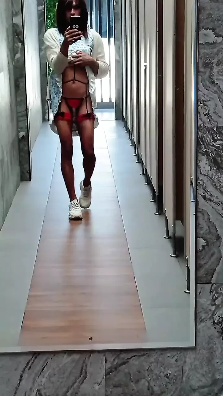 방에 들어가서 속옷을 봐.