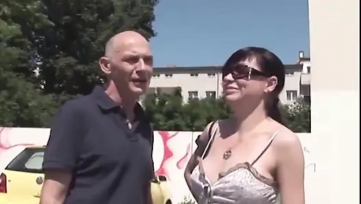 Текущую мокрую киску жестко трахнули в миссионерской позе