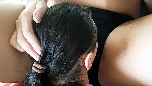 Kız arkadaşım aynı anda amımı yalıyor ve kendi amını parmaklıyor