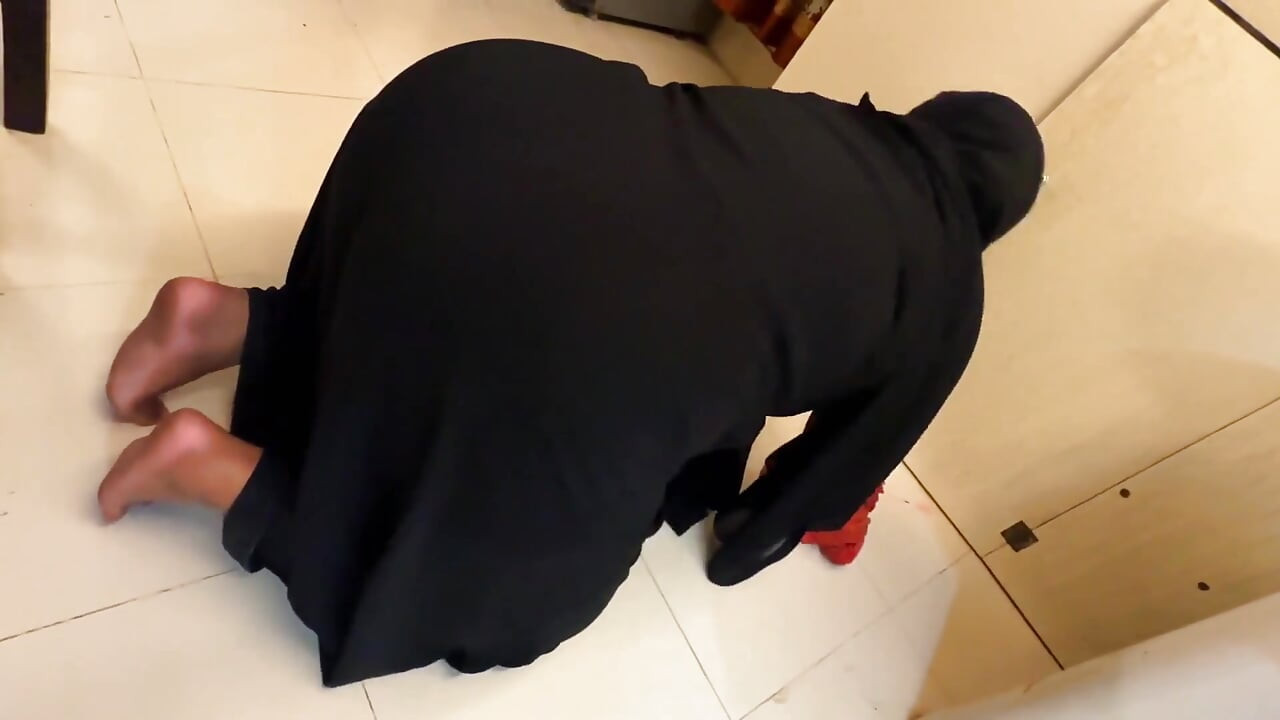 Mısırlı ateşli üvey anne temizlerken dolaba sıkışıyor ve anal sikişmek için büyük götünü açıyor