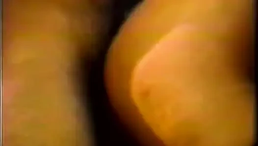Seksi sürtük deliklerini arkadan siktiriyor ve amına boşalmak için inliyor