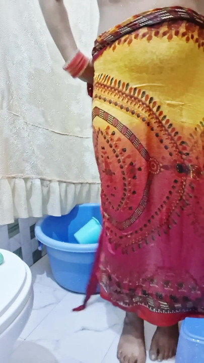 I have never seen such a video of sister-in-law bathing before. | Clip 1