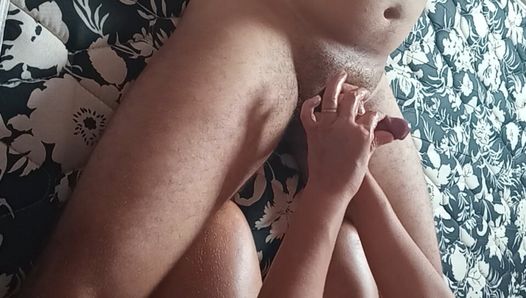 Un massage passionnant du pénis finit en sexe, le mari ne supporte pas le massage et prend sa femme dans un bon moyen et la baise qui continue à demander plus