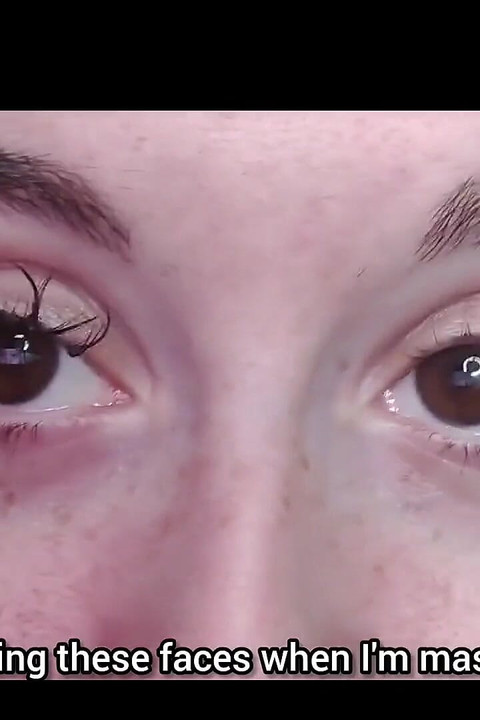 Te miro de cerca mientras te masturbas y haces caras
