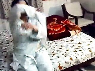 Пакистанская жена раздевается и играет