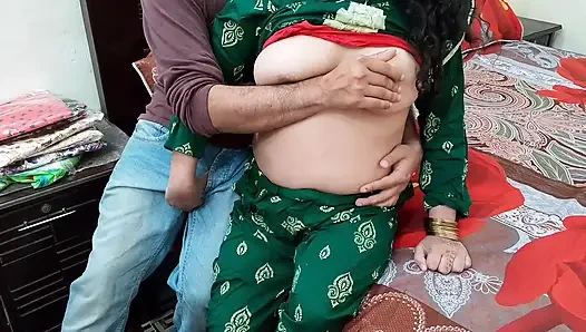 Индийская невестка дези получает бесплатную одежду, показывая ее сексуальную фигуру