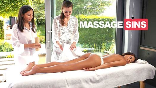 Trois filles font un massage sexuel dans des massages