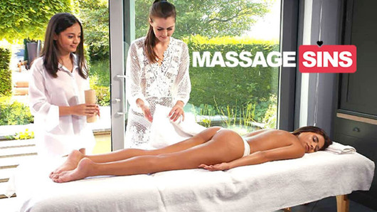 Três meninas fazem massagens em massagens