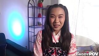 Asiática Kimmy Kimm recebe sexo hardcore depois de sensual punheta com os pés
