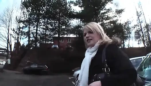 Pralle, fluffige blondine aufregend mit masturbationsmaschine