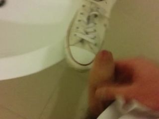 Éjaculation sur les chaussures blanches Converse d&#39;une infirmière avec au travail