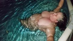 Sexy vrouw naakt zwemmen (mei 2020)