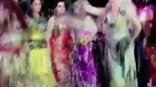 Bela curda dança em um vestido bonito e sexy