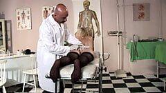 Doktor hector zbadał swojego blond pacjenta za pomocą różnych instrumentów
