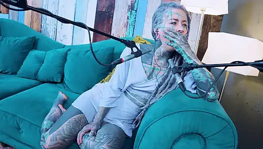 Ich spreche über N - Needed - ASMR podcast SFW spricht goth dünnes mädchen dreadlocks tattoo-modell inked mädchen