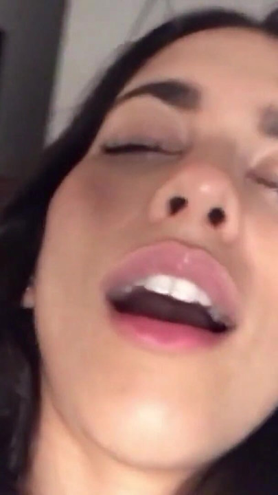 “你想舔我的陰戶還是操它？”- 我用西班牙語自慰和你說話 | 短片 1