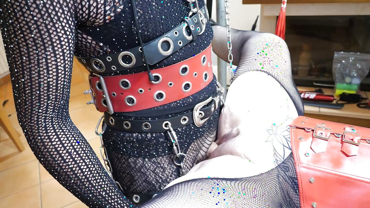 Mop trong đít của sissy katryn để trừng phạt sự sơ suất của cô ấy