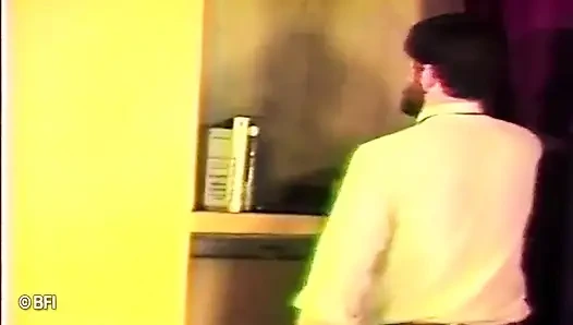 Armes teenie-hottie wird in der klasse in den arsch versohlt