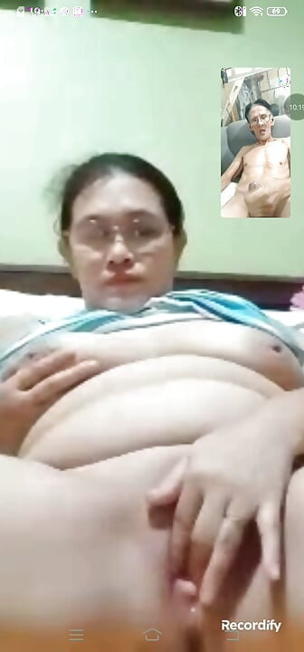 오늘 밤 섹스 영상 통화에서 그녀가 오르가즘에 도달하고 나도 사정했어.
