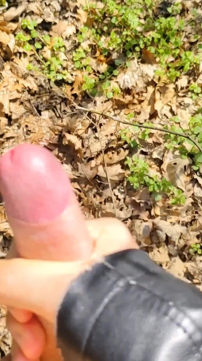 Pisse, branlette et éjaculation dans la nature