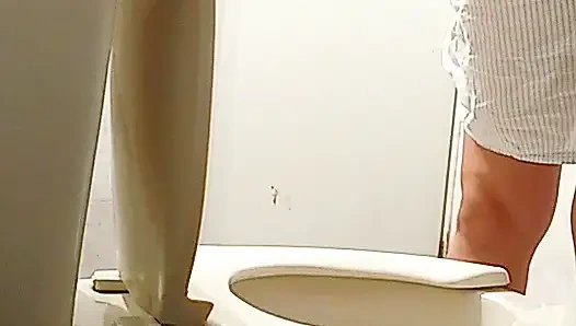 SÜSSE, REIFE FRAU LÄUFT IN DURCHSICHTIGEM NACHTHEMD HERUM UND ZEIGT IHR GESÄẞ