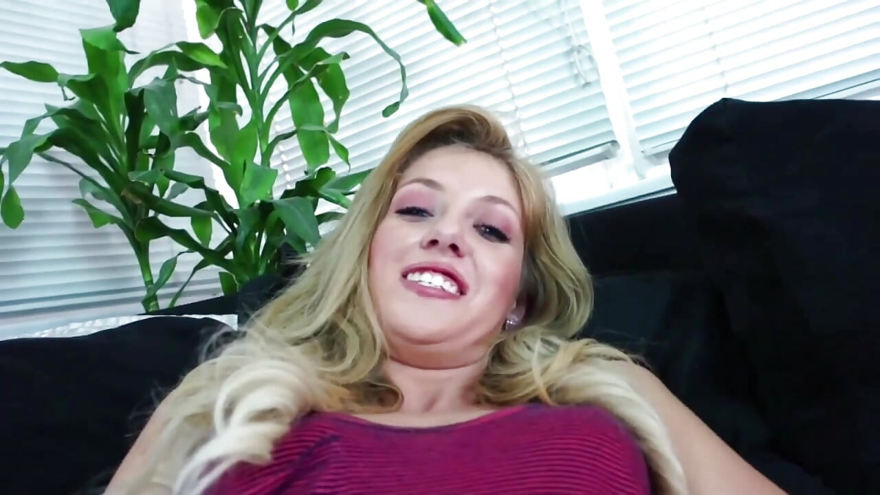 A fiatal szőke leborotválja a punciját, mielőtt megdugják