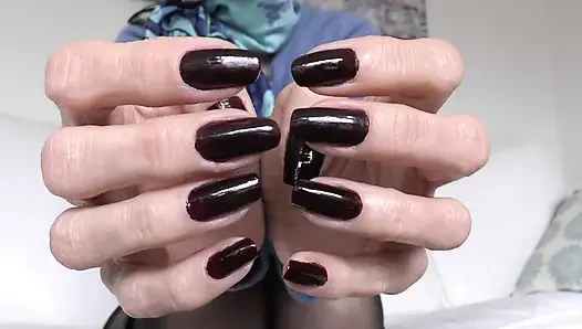 Темные таинственные ногти на пальцах, дама Виктория Валенте