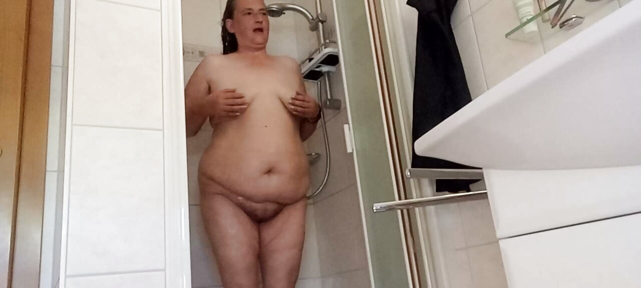 Babi potbelly-ku di kamar mandi
