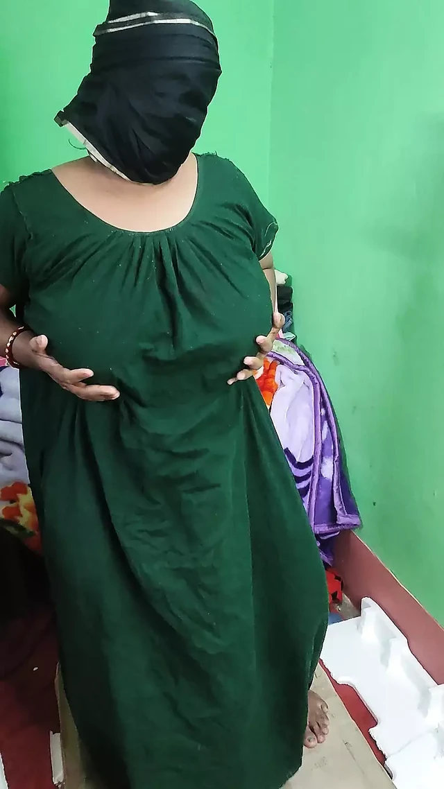 Desi Aunty peeing and fingering pussy