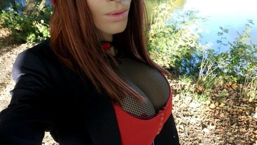 Crossdresser quente caminhada matinal na floresta